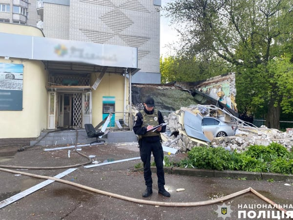 В Чернигове взорвали отделение банка «Пивденный»
В Чернигове взорвали отделение банка «Пивденный»