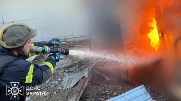 В Харькове после обстрела горят жилые дома, есть пострадавший В Харькове после обстрела горят жилые дома, есть пострадавший