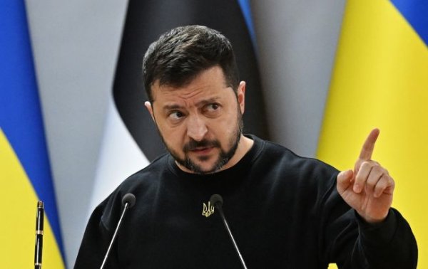 Россия собирает еще одну группировку войск возле границы Украины, - Зеленский
Россия собирает еще одну группировку войск возле границы Украины, - Зеленский