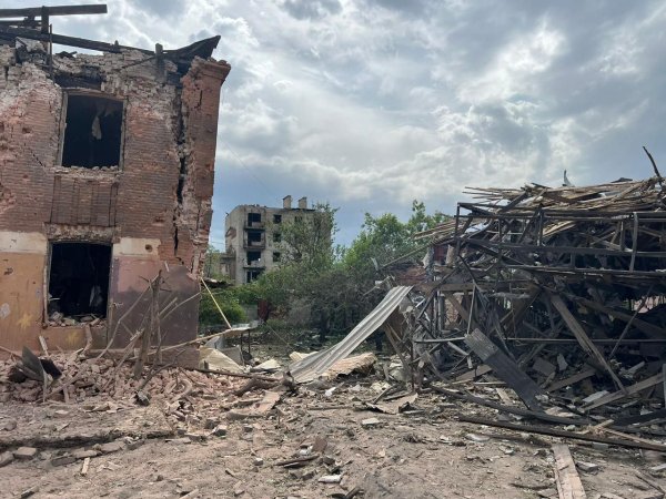 Росіяни тричі за день обстріляли Лиман на Донеччині, восьмеро людей постраждали
Росіяни тричі за день обстріляли Лиман на Донеччині, восьмеро людей постраждали