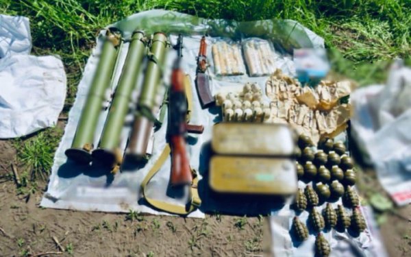 На Київщині затримали чоловіка під час продажу великої партії зброї та боєприпасів
На Київщині затримали чоловіка під час продажу великої партії зброї та боєприпасів