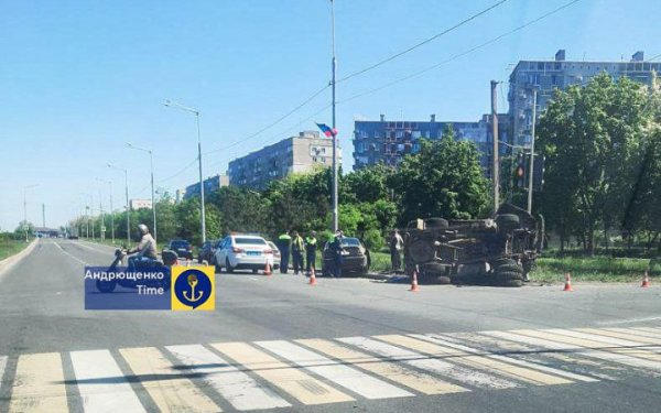 У Маріуполі російська ракета влучила в цивільний автомобіль, двоє людей отримали поранення
У Маріуполі російська ракета влучила в цивільний автомобіль, двоє людей отримали поранення