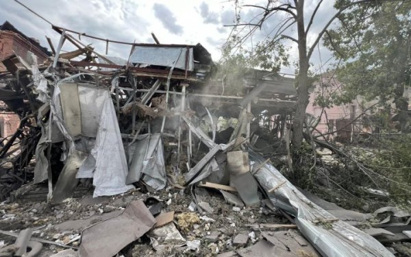 Росіяни тричі за день обстріляли Лиман на Донеччині, восьмеро людей постраждали
Росіяни тричі за день обстріляли Лиман на Донеччині, восьмеро людей постраждали