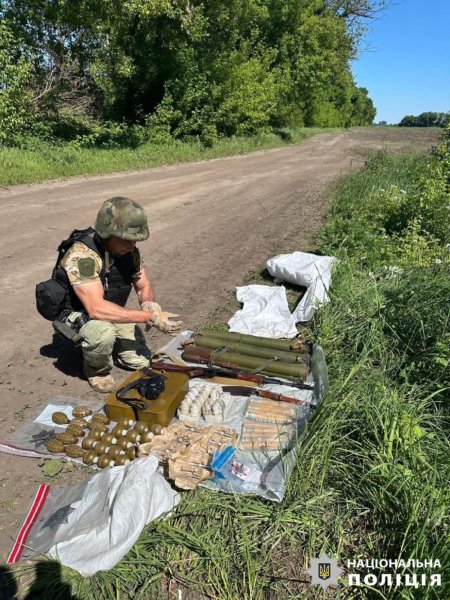 На Київщині затримали чоловіка під час продажу великої партії зброї та боєприпасів
На Київщині затримали чоловіка під час продажу великої партії зброї та боєприпасів