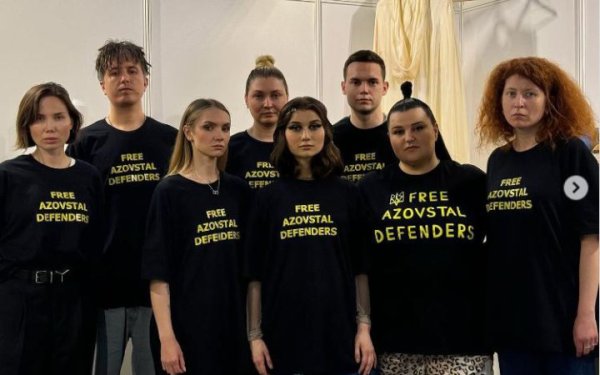 Українську делегацію на Євробаченні оштрафували за футболки з написом про захисників Азовсталі
Українську делегацію на Євробаченні оштрафували за футболки з написом про захисників Азовсталі