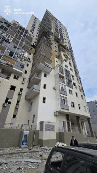 ДСНС показала наслідки ударів росіян по житлових кварталах Харкова
ДСНС показала наслідки ударів росіян по житлових кварталах Харкова