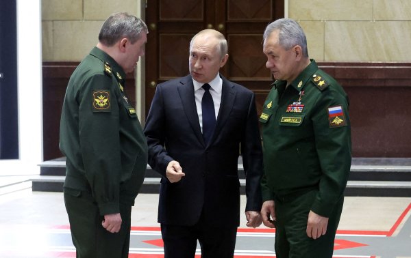Бой на истощение. Как Путин готовится к затяжной войне и "милитаризирует" Россию
Бой на истощение. Как Путин готовится к затяжной войне и "милитаризирует" Россию