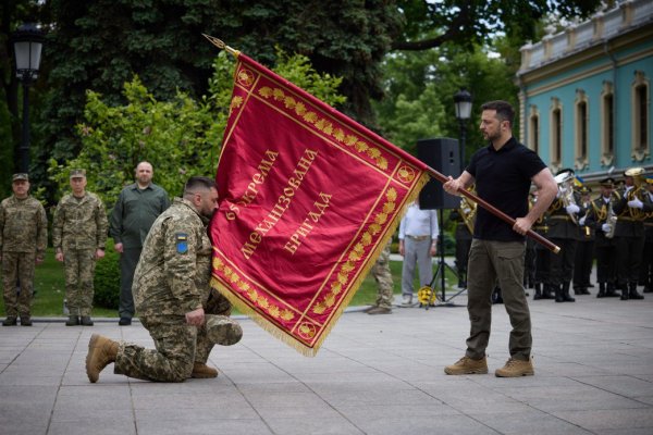 Зеленський вручив нагороди піхотинцям, а також бойові прапори бригадам
Зеленський вручив нагороди піхотинцям, а також бойові прапори бригадам