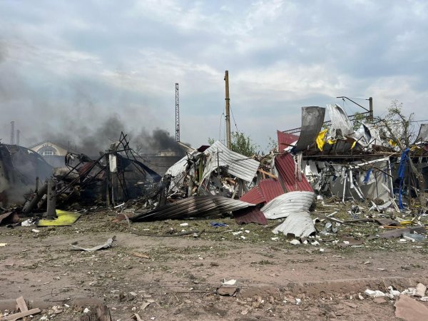 Росіяни тричі за день обстріляли Лиман на Донеччині, восьмеро людей постраждали
Росіяни тричі за день обстріляли Лиман на Донеччині, восьмеро людей постраждали