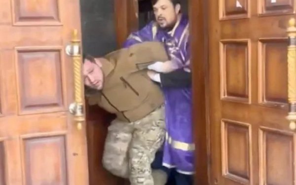 Суд виніс вирок клірику УПЦ МП з Хмельницького, який побив військового
Суд виніс вирок клірику УПЦ МП з Хмельницького, який побив військового