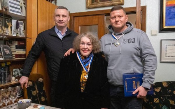 Ліна Костенко і Валерій Залужний отримали звання “Почесний громадянин Києва”
Ліна Костенко і Валерій Залужний отримали звання “Почесний громадянин Києва”