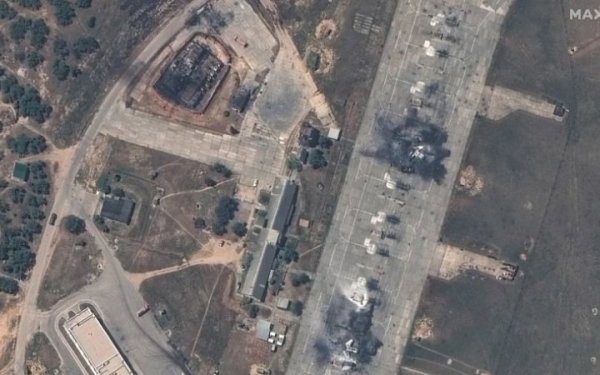 Опубліковано супутникові знімки результату ударів по аеродрому Бельбек
Опубліковано супутникові знімки результату ударів по аеродрому Бельбек