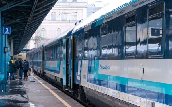 "Укрзалізниця" попередила про затримку поїздів варшавського напрямку через знеструмлення
"Укрзалізниця" попередила про затримку поїздів варшавського напрямку через знеструмлення