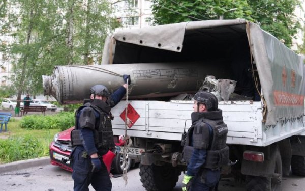 Одна з російських ракет С-300 упала в Харкові і не розірвалась
Одна з російських ракет С-300 упала в Харкові і не розірвалась