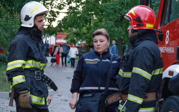 В Жмеринке из-за падения обломков дрона повреждены десять домов: ГСЧС показала последствия
В Жмеринке из-за падения обломков дрона повреждены десять домов: ГСЧС показала последствия