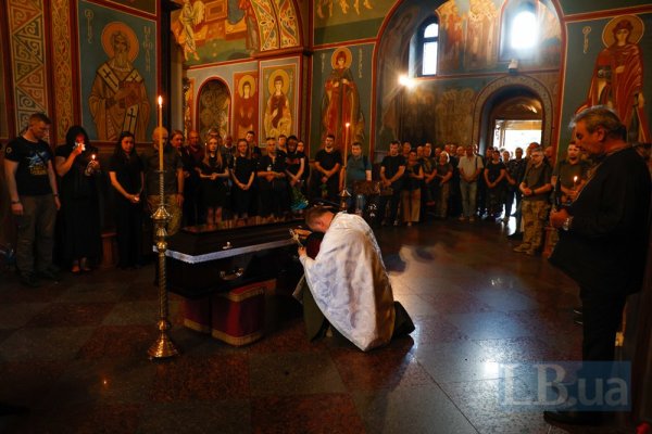 У Києві попрощалися з льотчиком 40-ї БрТА Валентином Коренчуком із позивним "Бджоляр"
У Києві попрощалися з льотчиком 40-ї БрТА Валентином Коренчуком із позивним "Бджоляр"