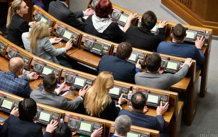 В Раде предлагают поднять зарплату помощникам депутатов: цифра шокирует
В Раде предлагают поднять зарплату помощникам депутатов: цифра шокирует