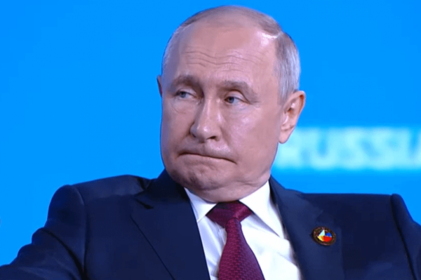 "Вперед" в СРСР: нові санкції завдають удару по фінансах, торгівлі та військпрому РФ
"Вперед" в СРСР: нові санкції завдають удару по фінансах, торгівлі та військпрому РФ