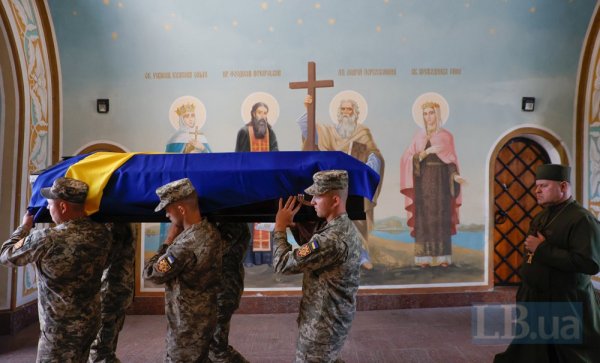 У Києві попрощалися з льотчиком 40-ї БрТА Валентином Коренчуком із позивним "Бджоляр"
У Києві попрощалися з льотчиком 40-ї БрТА Валентином Коренчуком із позивним "Бджоляр"