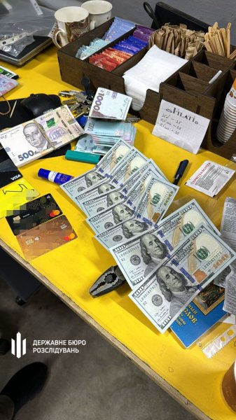 Син посадовця Вінницького комісаріату обіцяв місцевому мешканцю за $20 тисяч "оформити" виїзд за кордон
                                