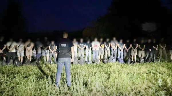 "Трансфер" в Молдову за 300 тысяч евро: более 20 мужчин пытались незаконно пересечь границу "Трансфер" в Молдову за 300 тысяч евро: более 20 мужчин пытались незаконно пересечь границу