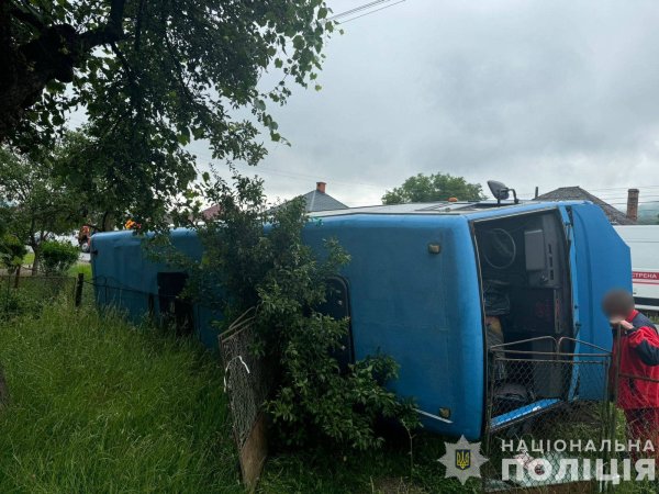 На Закарпатті перекинувся рейсовий автобус, серед травмованих – двоє неповнолітніх
На Закарпатті перекинувся рейсовий автобус, серед травмованих – двоє неповнолітніх