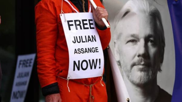 Основатель WikiLeaks Ассанж заключил сделку, которая позволит ему избежать заключения в США Основатель WikiLeaks Ассанж заключил сделку, которая позволит ему избежать заключения в США