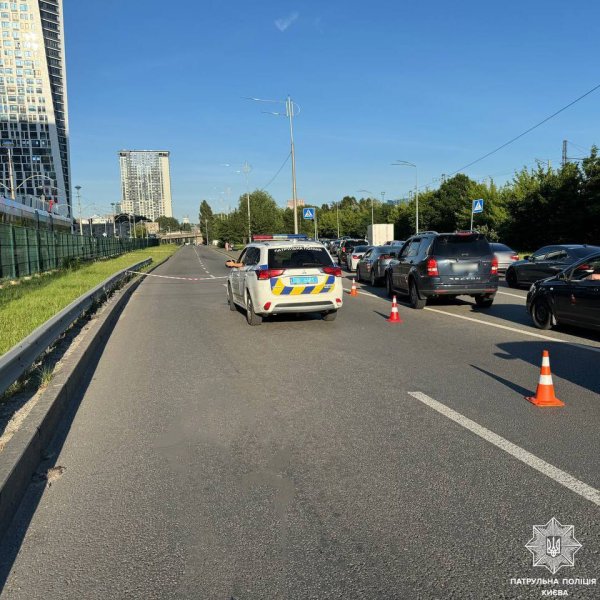 У Києві обвалилася частина Повітрофлотського мосту
                                