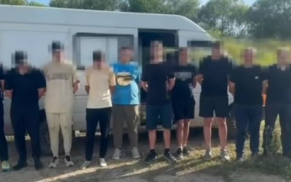 На кордоні з Угорщиною затримали мікроавтобус із 17 втікачами
На кордоні з Угорщиною затримали мікроавтобус із 17 втікачами