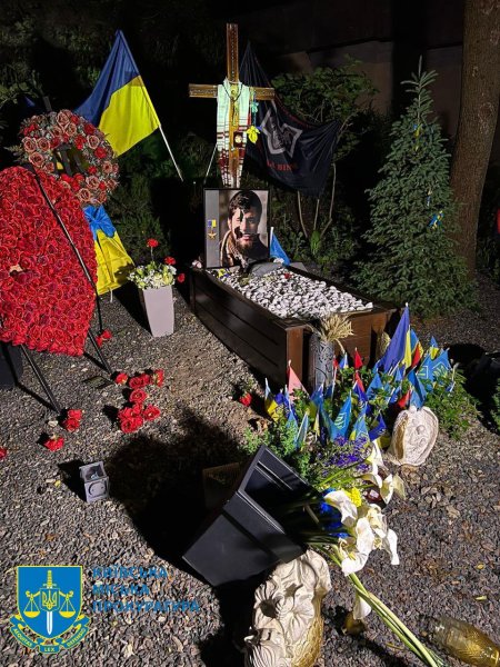 На Аскольдовій могилі жінка пошкодила поховання трьох загиблих військових. Її затримали (доповнено)
На Аскольдовій могилі жінка пошкодила поховання трьох загиблих військових. Її затримали (доповнено)