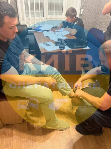 На Тищенко надели браслет не сразу после суда, он успел "засветиться" в ресторане – СМИ На Тищенко надели браслет не сразу после суда, он успел "засветиться" в ресторане – СМИ