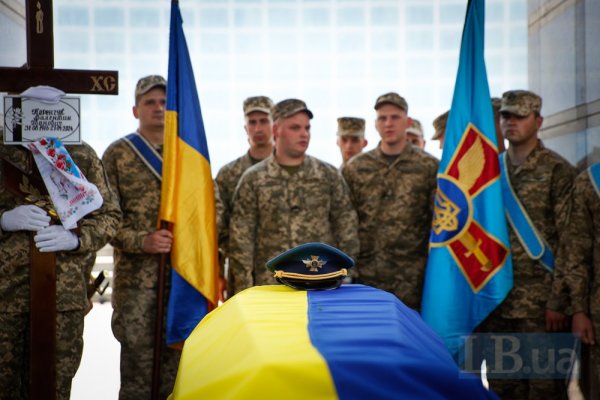 У Києві попрощалися з льотчиком 40-ї БрТА Валентином Коренчуком із позивним "Бджоляр"
У Києві попрощалися з льотчиком 40-ї БрТА Валентином Коренчуком із позивним "Бджоляр"