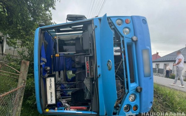 На Закарпатті перекинувся рейсовий автобус, серед травмованих – двоє неповнолітніх
На Закарпатті перекинувся рейсовий автобус, серед травмованих – двоє неповнолітніх
