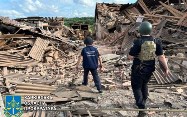 Росіяни обстріляли село на Харківщині, серед поранених - неповнолітній і вагітна
Росіяни обстріляли село на Харківщині, серед поранених - неповнолітній і вагітна