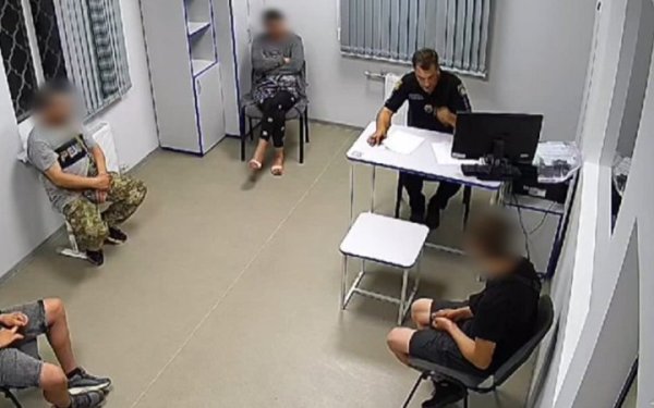 Поліція затримала підлітків, які підпалили дві машини ТЦК на Одещині
Поліція затримала підлітків, які підпалили дві машини ТЦК на Одещині
