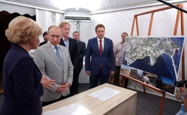 Путин в аннексированном Крыму посмотрел балет и "печальное зрелище" Путин в аннексированном Крыму посмотрел балет и "печальное зрелище"