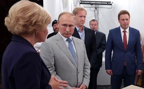 Путин в аннексированном Крыму посмотрел балет и "печальное зрелище" Путин в аннексированном Крыму посмотрел балет и "печальное зрелище"