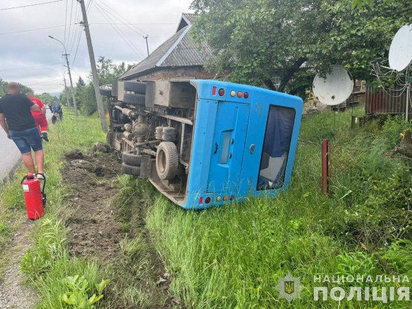 На Закарпатті перекинувся рейсовий автобус, серед травмованих – двоє неповнолітніх
На Закарпатті перекинувся рейсовий автобус, серед травмованих – двоє неповнолітніх