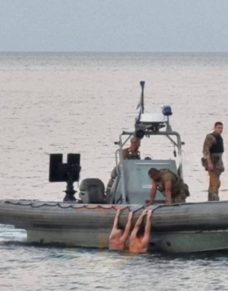 Військові моряки врятували п'ятьох цивільних, котрі опинилися у відкритому морі в Одесі
                                