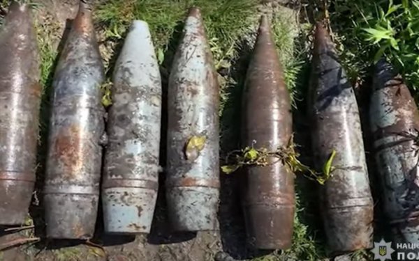 Поліцейські виявили та знешкодили артилерійські снаряди поблизу зруйнованої понтонної переправи росіян
Поліцейські виявили та знешкодили артилерійські снаряди поблизу зруйнованої понтонної переправи росіян