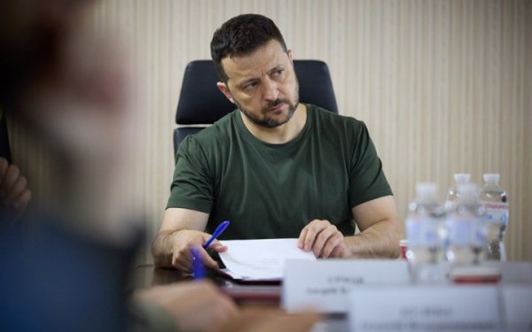 Зеленський доручив спростити видачу документів, що засвідчують руйнування житла у прифронтових районах
Зеленський доручив спростити видачу документів, що засвідчують руйнування житла у прифронтових районах