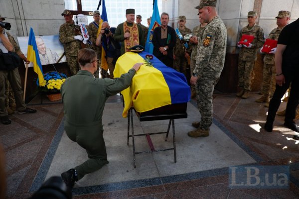 У Києві попрощалися з льотчиком 40-ї БрТА Валентином Коренчуком із позивним "Бджоляр"
У Києві попрощалися з льотчиком 40-ї БрТА Валентином Коренчуком із позивним "Бджоляр"