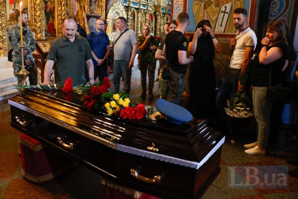 У Києві попрощалися з льотчиком 40-ї БрТА Валентином Коренчуком із позивним "Бджоляр"
У Києві попрощалися з льотчиком 40-ї БрТА Валентином Коренчуком із позивним "Бджоляр"
