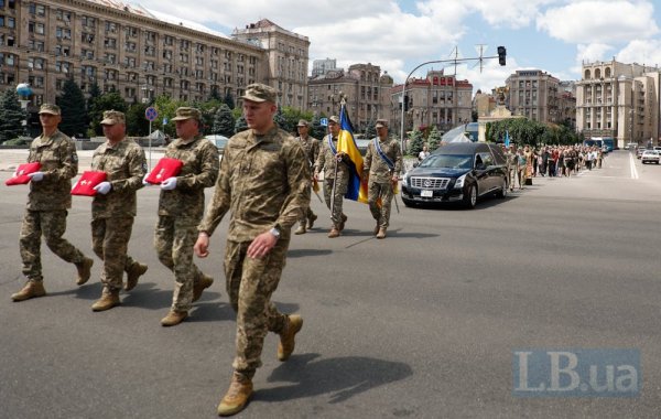 У Києві попрощалися з льотчиком 40-ї БрТА Валентином Коренчуком із позивним "Бджоляр"
У Києві попрощалися з льотчиком 40-ї БрТА Валентином Коренчуком із позивним "Бджоляр"
