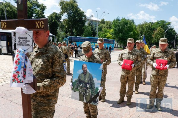 У Києві попрощалися з льотчиком 40-ї БрТА Валентином Коренчуком із позивним "Бджоляр"
У Києві попрощалися з льотчиком 40-ї БрТА Валентином Коренчуком із позивним "Бджоляр"