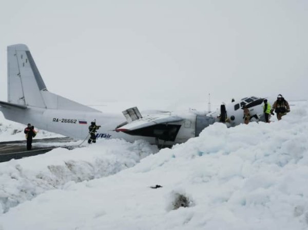 В России самолет разломался пополам после жесткой посадки В России самолет разломался пополам после жесткой посадки