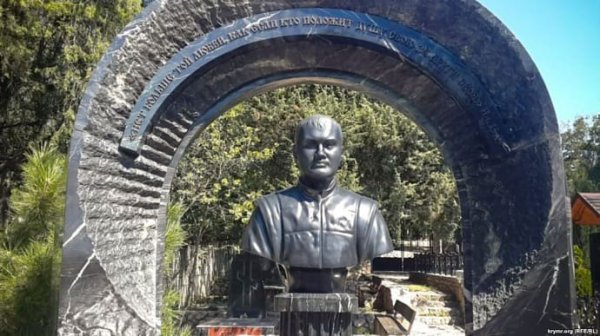 На севастопольском кладбище поставили бюст Януковичу-младшему На севастопольском кладбище поставили бюст Януковичу-младшему