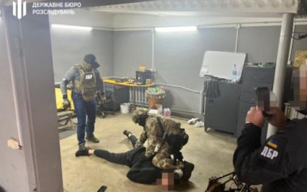 Син військкома із Вінничини за $20 тисяч обіцяв документи для виїзду за кордон
Син військкома із Вінничини за $20 тисяч обіцяв документи для виїзду за кордон