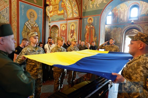 У Києві попрощалися з льотчиком 40-ї БрТА Валентином Коренчуком із позивним "Бджоляр"
У Києві попрощалися з льотчиком 40-ї БрТА Валентином Коренчуком із позивним "Бджоляр"