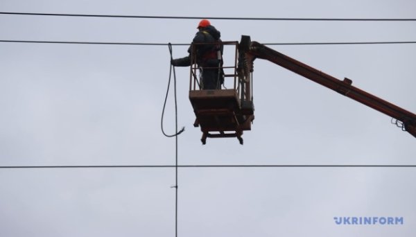 Через ворожі обстріли знеструмлені споживачі у шести областях Через ворожі обстріли знеструмлені споживачі у шести областях